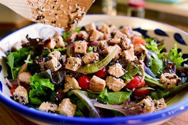 Салат с курицей и помидорами Салат с курицей и помидорами